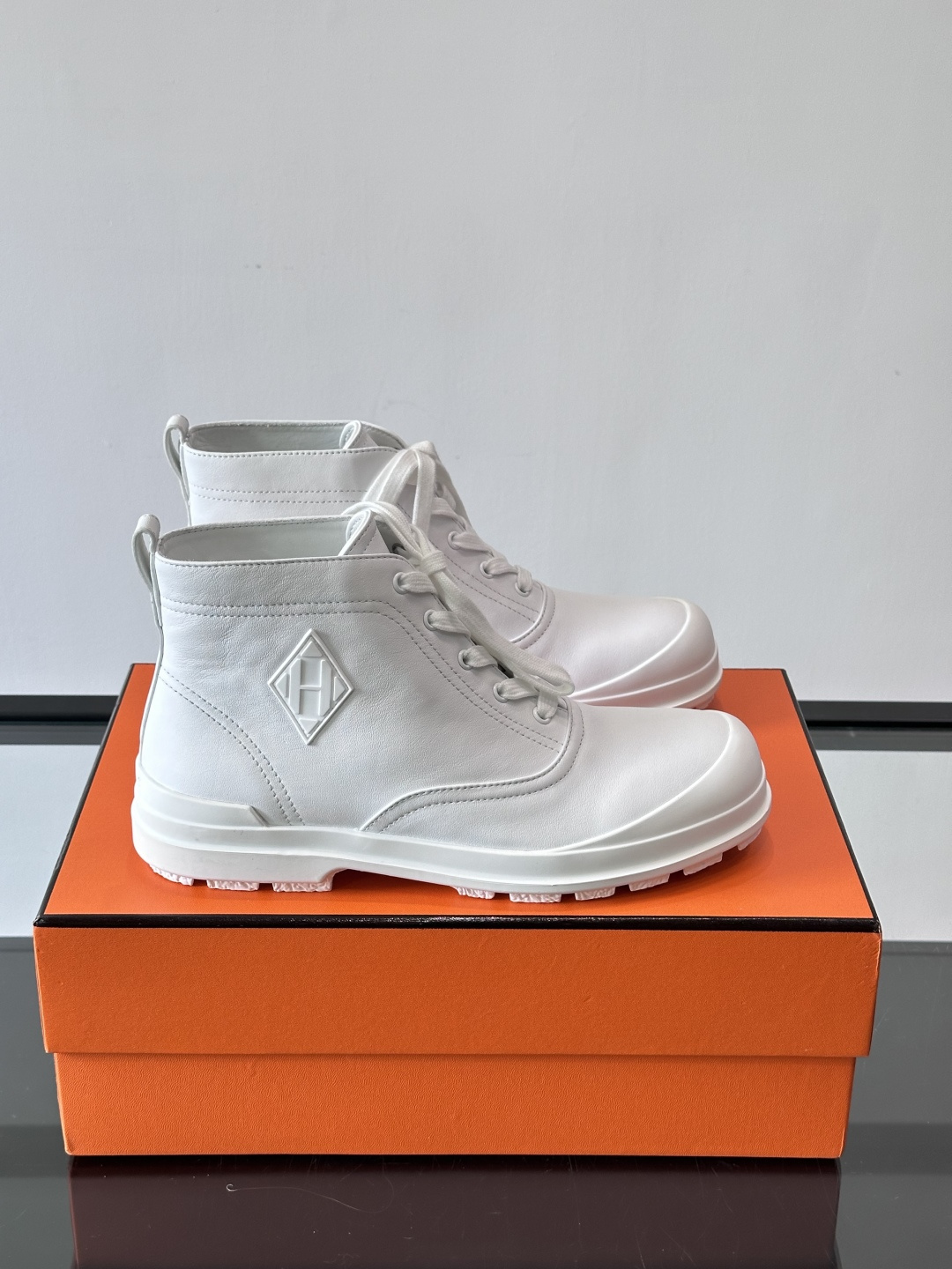 H爱马仕White H Boots，选用优质牛皮革，鞋面简约大方，侧面有经典“H”菱形标志，低调又奢华✨