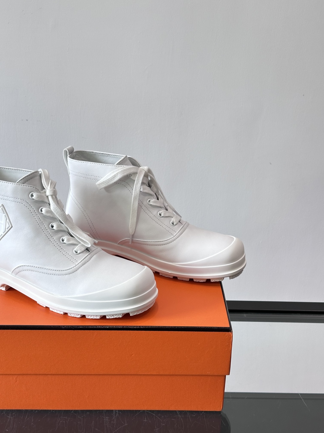 H爱马仕White H Boots，选用优质牛皮革，鞋面简约大方，侧面有经典“H”菱形标志，低调又奢华✨