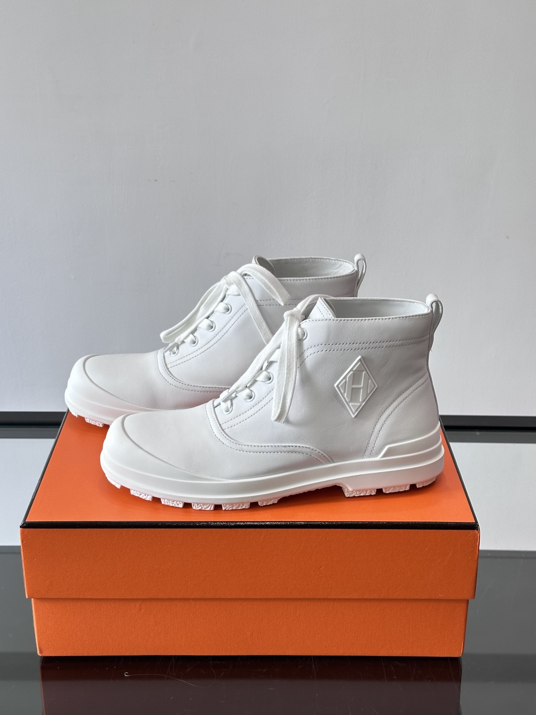 H爱马仕White H Boots，选用优质牛皮革，鞋面简约大方，侧面有经典“H”菱形标志，低调又奢华✨