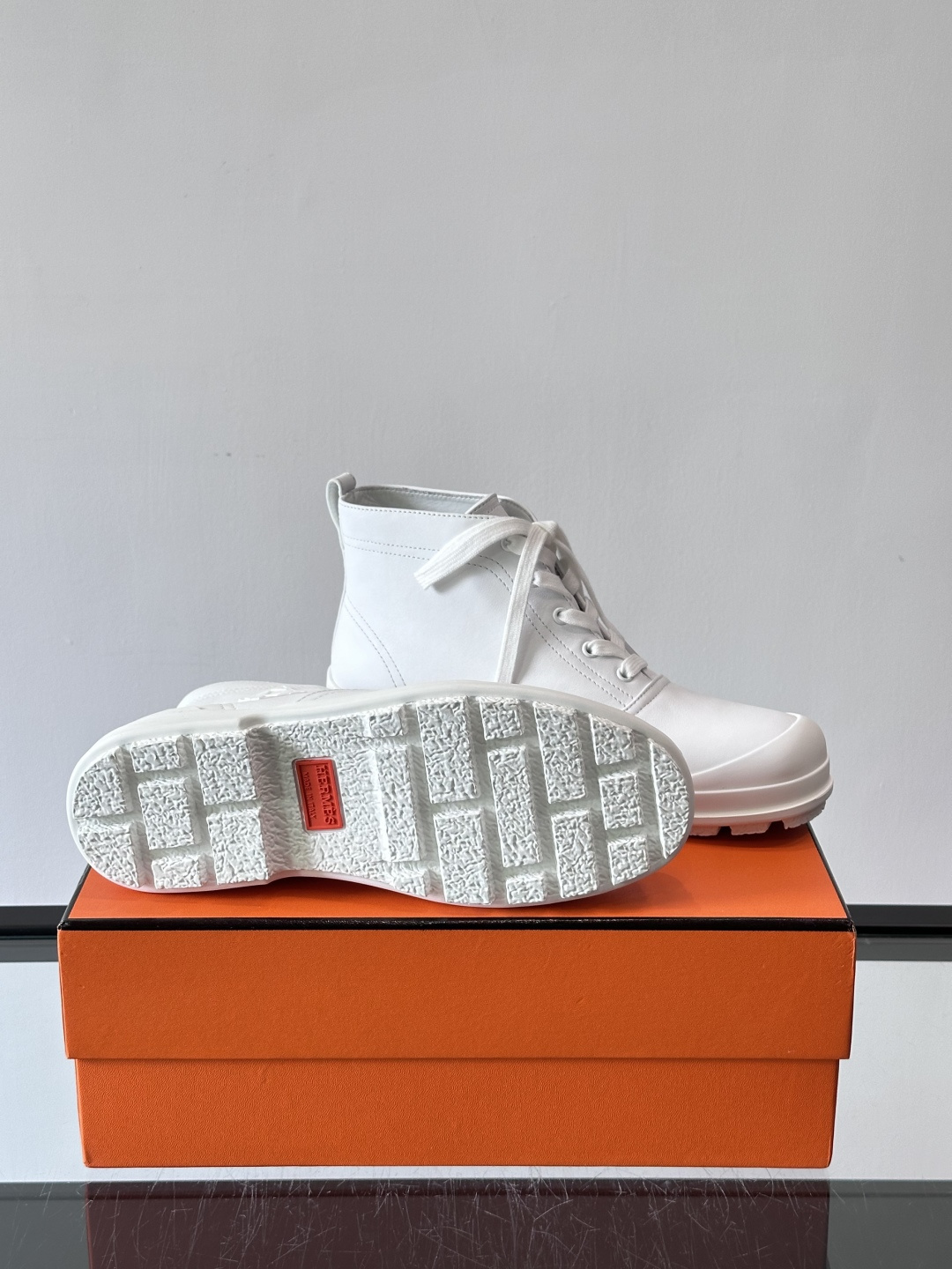 H爱马仕White H Boots，选用优质牛皮革，鞋面简约大方，侧面有经典“H”菱形标志，低调又奢华✨