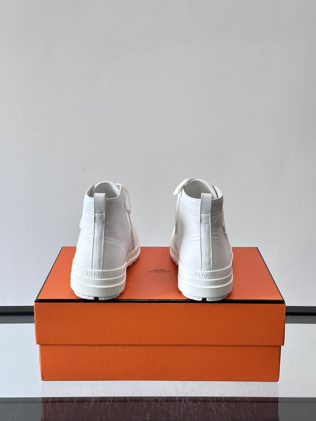 H爱马仕White H Boots，选用优质牛皮革，鞋面简约大方，侧面有经典“H”菱形标志，低调又奢华✨