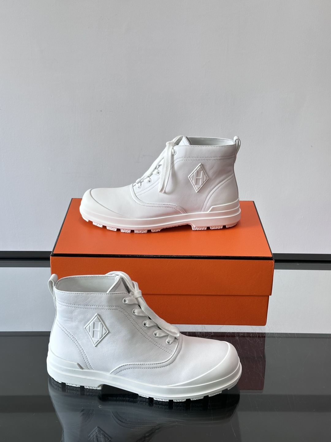 H爱马仕White H Boots，选用优质牛皮革，鞋面简约大方，侧面有经典“H”菱形标志，低调又奢华✨