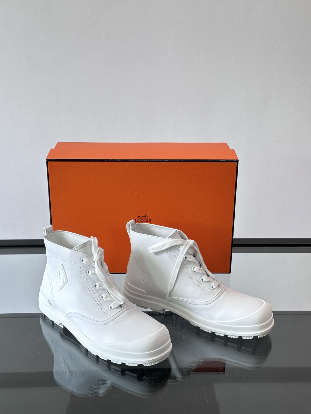 H爱马仕White H Boots，选用优质牛皮革，鞋面简约大方，侧面有经典“H”菱形标志，低调又奢华✨