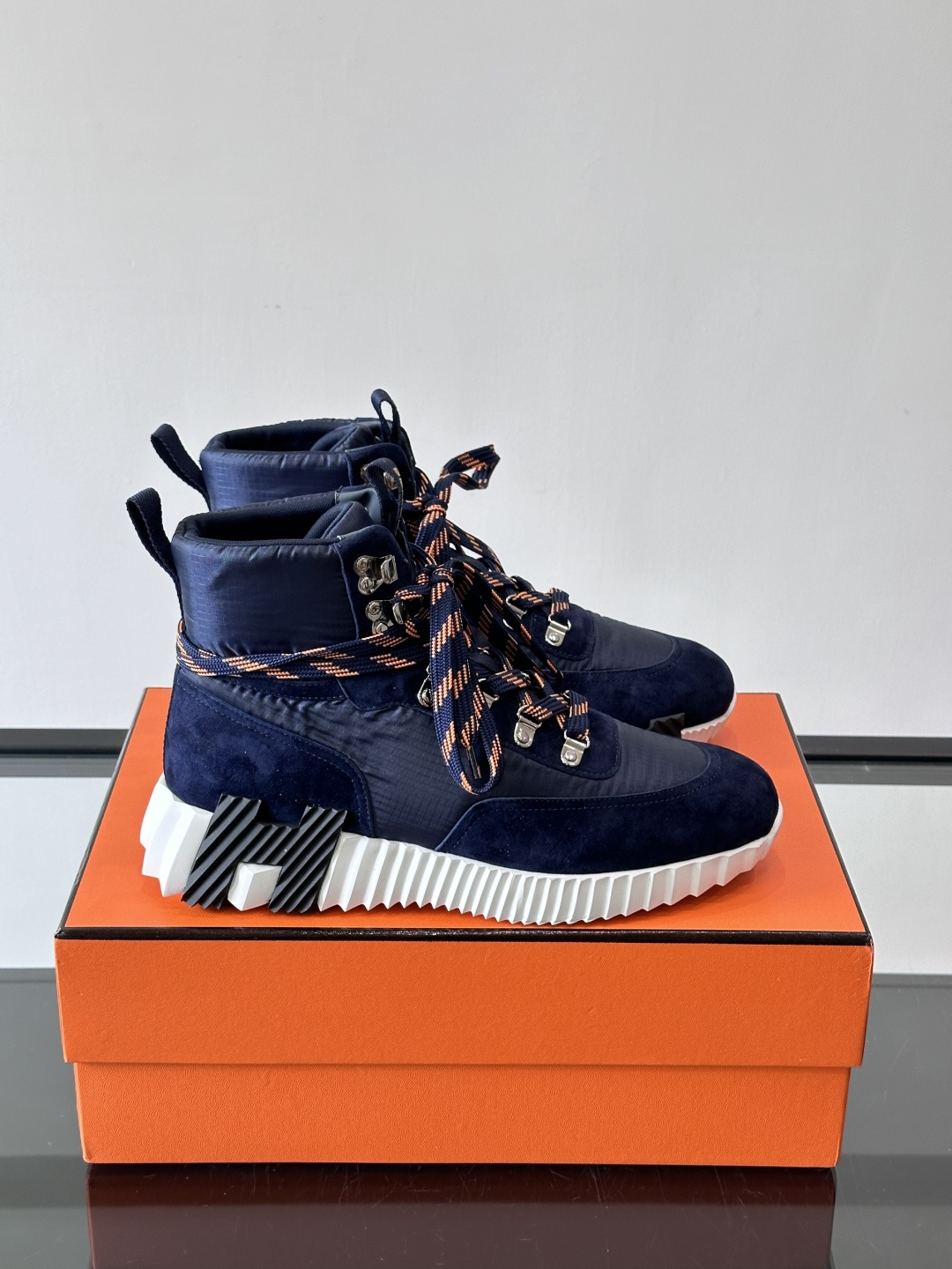 H爱马仕 Klimb运动鞋 大象灰/白色​​👟爱马仕Klimb运动鞋，防撕裂面料+麂皮山羊皮，质感满分又