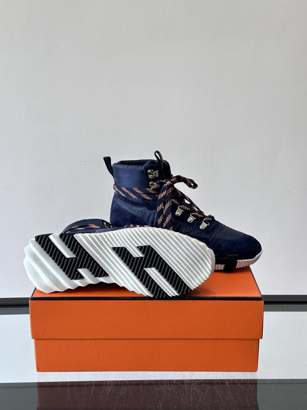 H爱马仕 Klimb运动鞋 大象灰/白色​​👟爱马仕Klimb运动鞋，防撕裂面料+麂皮山羊皮，质感满分又