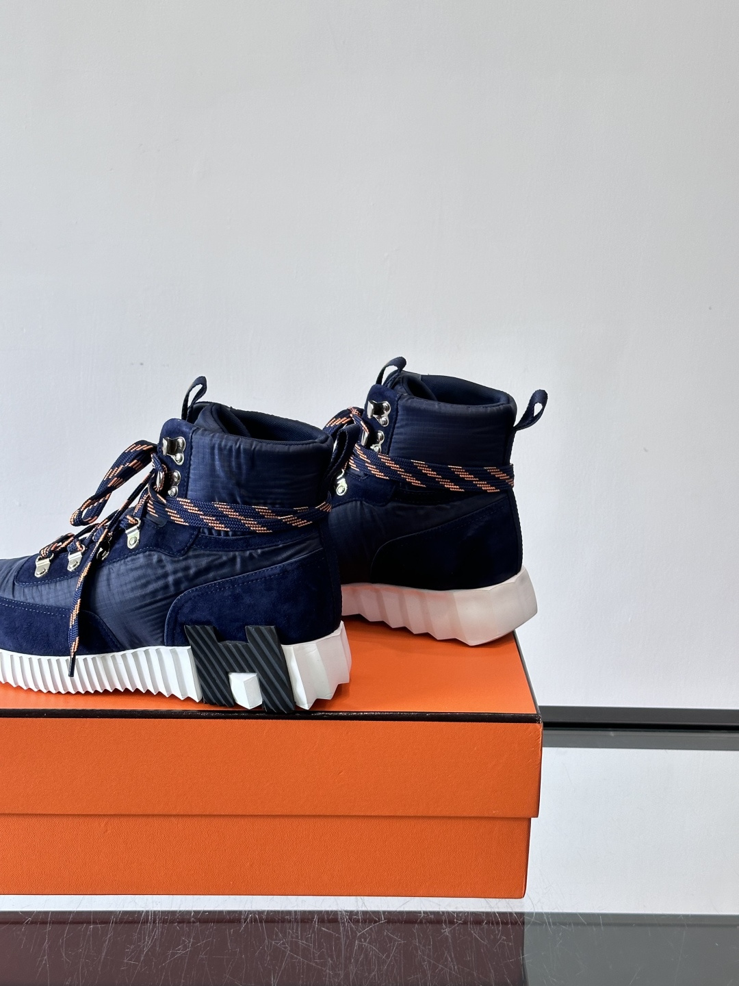 H爱马仕 Klimb运动鞋 大象灰/白色​​👟爱马仕Klimb运动鞋，防撕裂面料+麂皮山羊皮，质感满分又