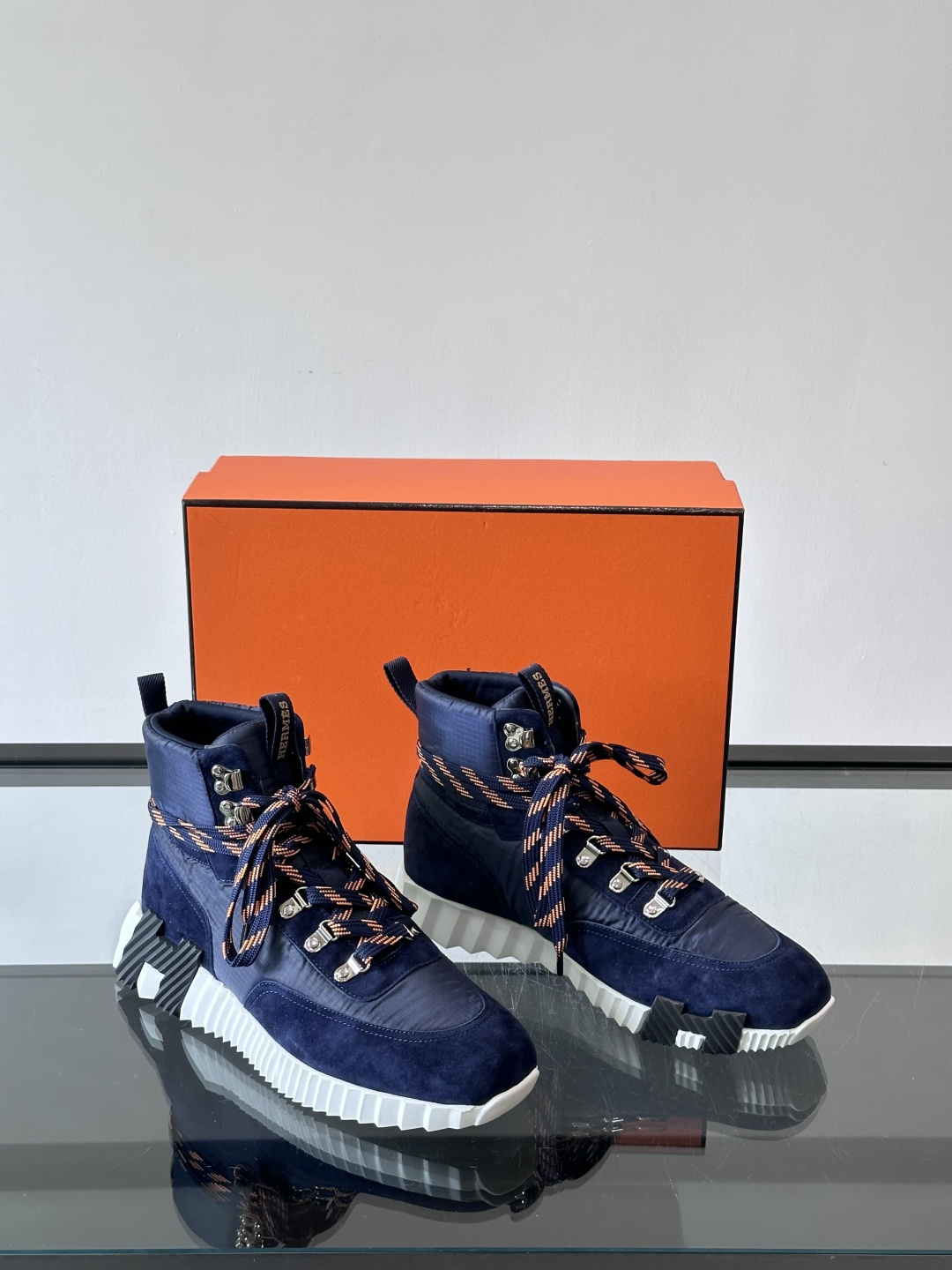 H爱马仕 Klimb运动鞋 大象灰/白色​​👟爱马仕Klimb运动鞋，防撕裂面料+麂皮山羊皮，质感满分又