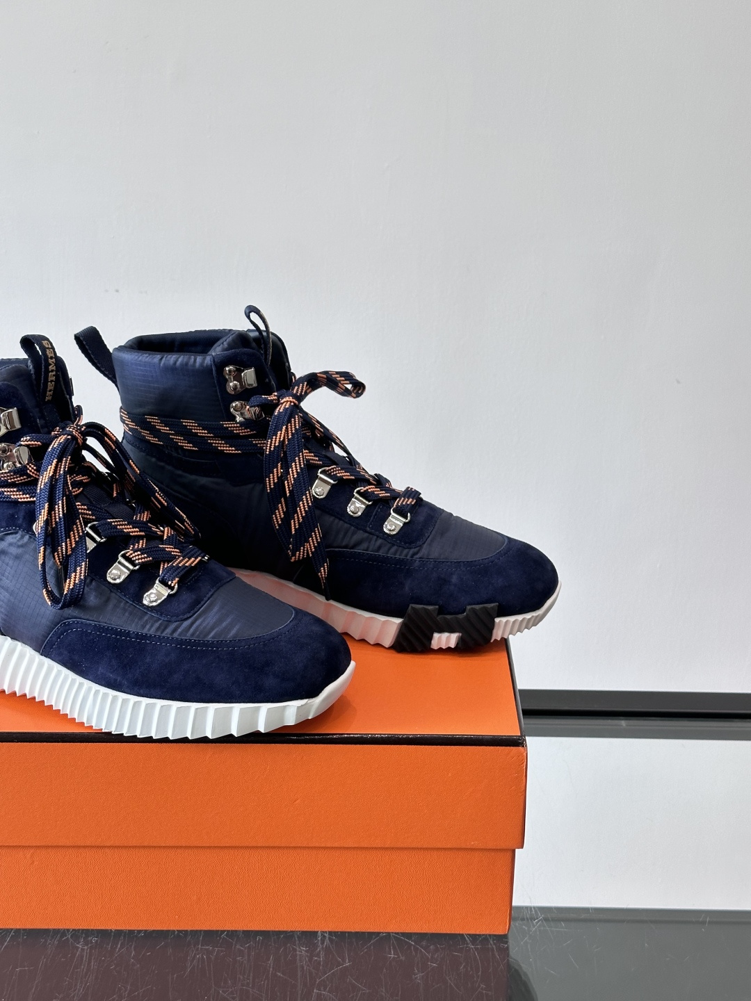 H爱马仕 Klimb运动鞋 大象灰/白色​​👟爱马仕Klimb运动鞋，防撕裂面料+麂皮山羊皮，质感满分又