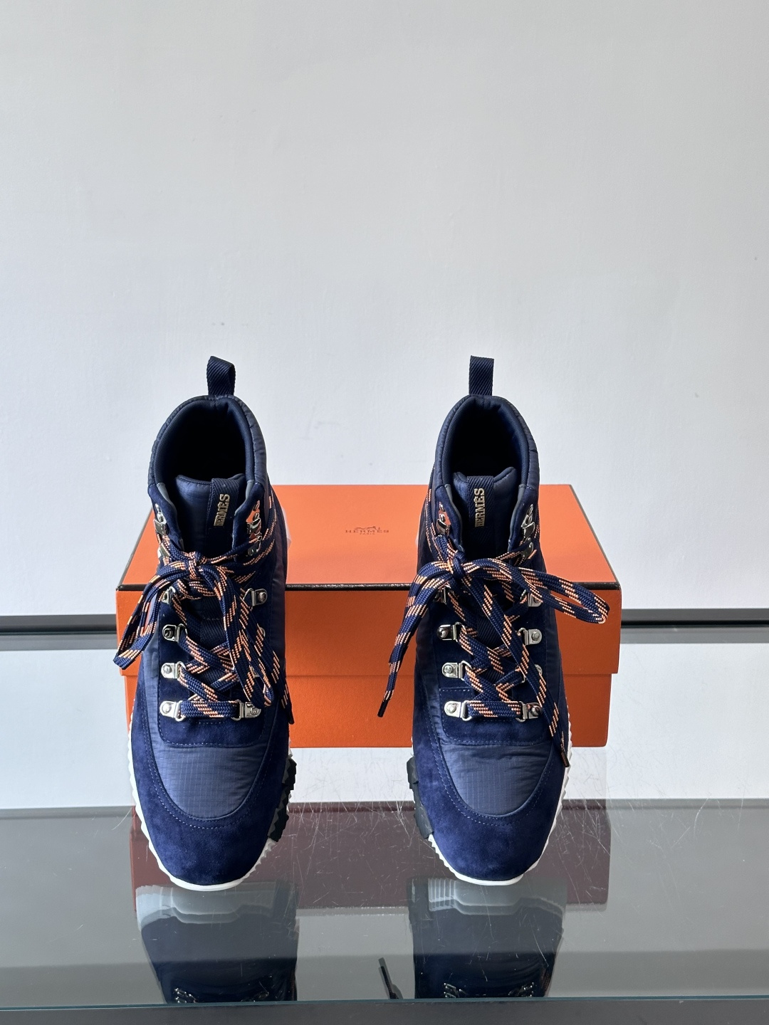 H爱马仕 Klimb运动鞋 大象灰/白色​​👟爱马仕Klimb运动鞋，防撕裂面料+麂皮山羊皮，质感满分又