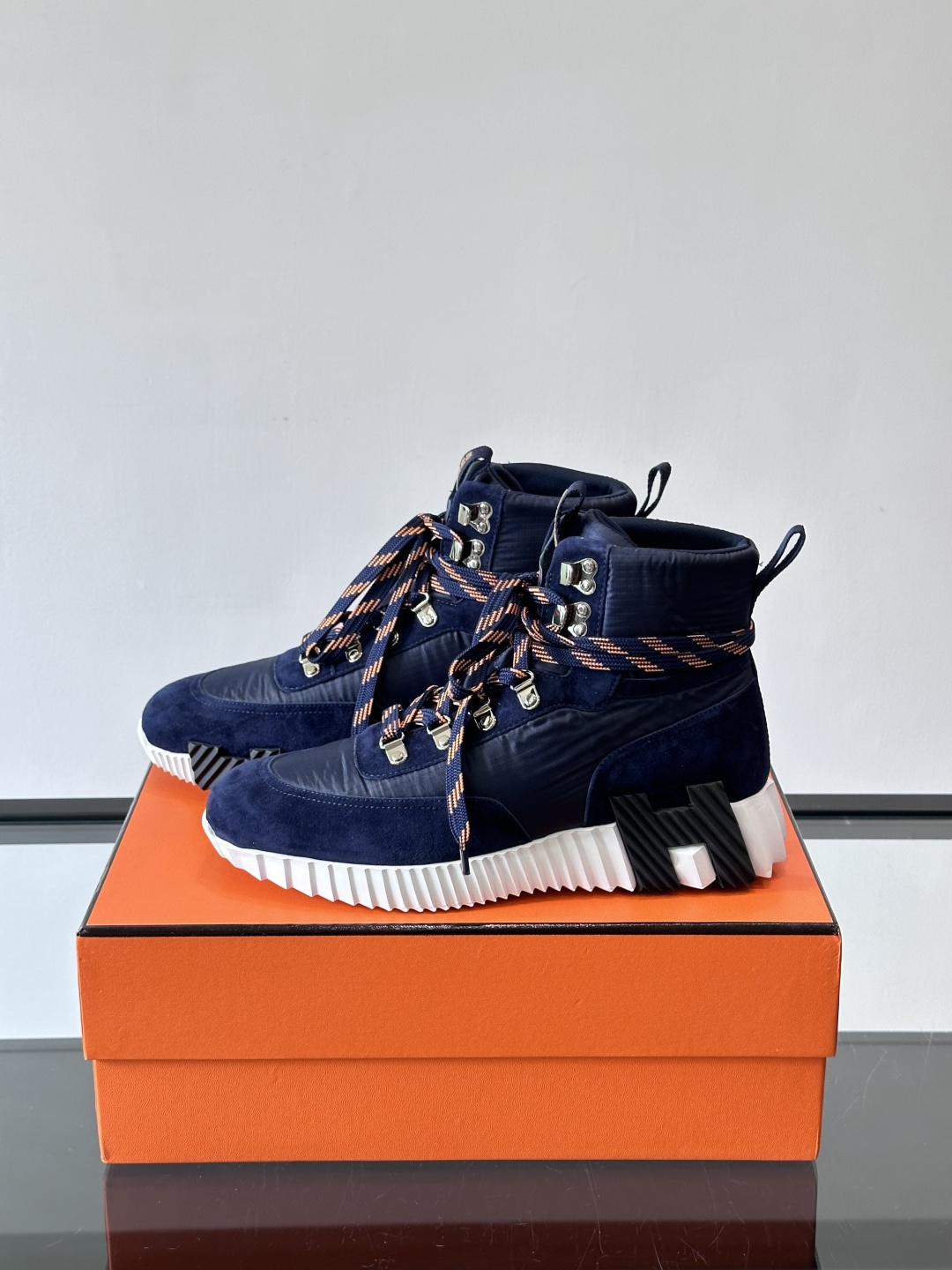 H爱马仕 Klimb运动鞋 大象灰/白色​​👟爱马仕Klimb运动鞋，防撕裂面料+麂皮山羊皮，质感满分又