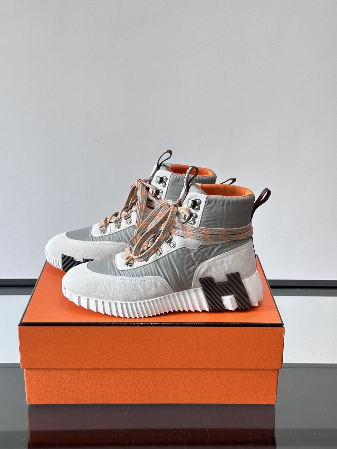 H爱马仕 Klimb运动鞋 大象灰/白色​​👟爱马仕Klimb运动鞋，防撕裂面料+麂皮山羊皮，质感满分又