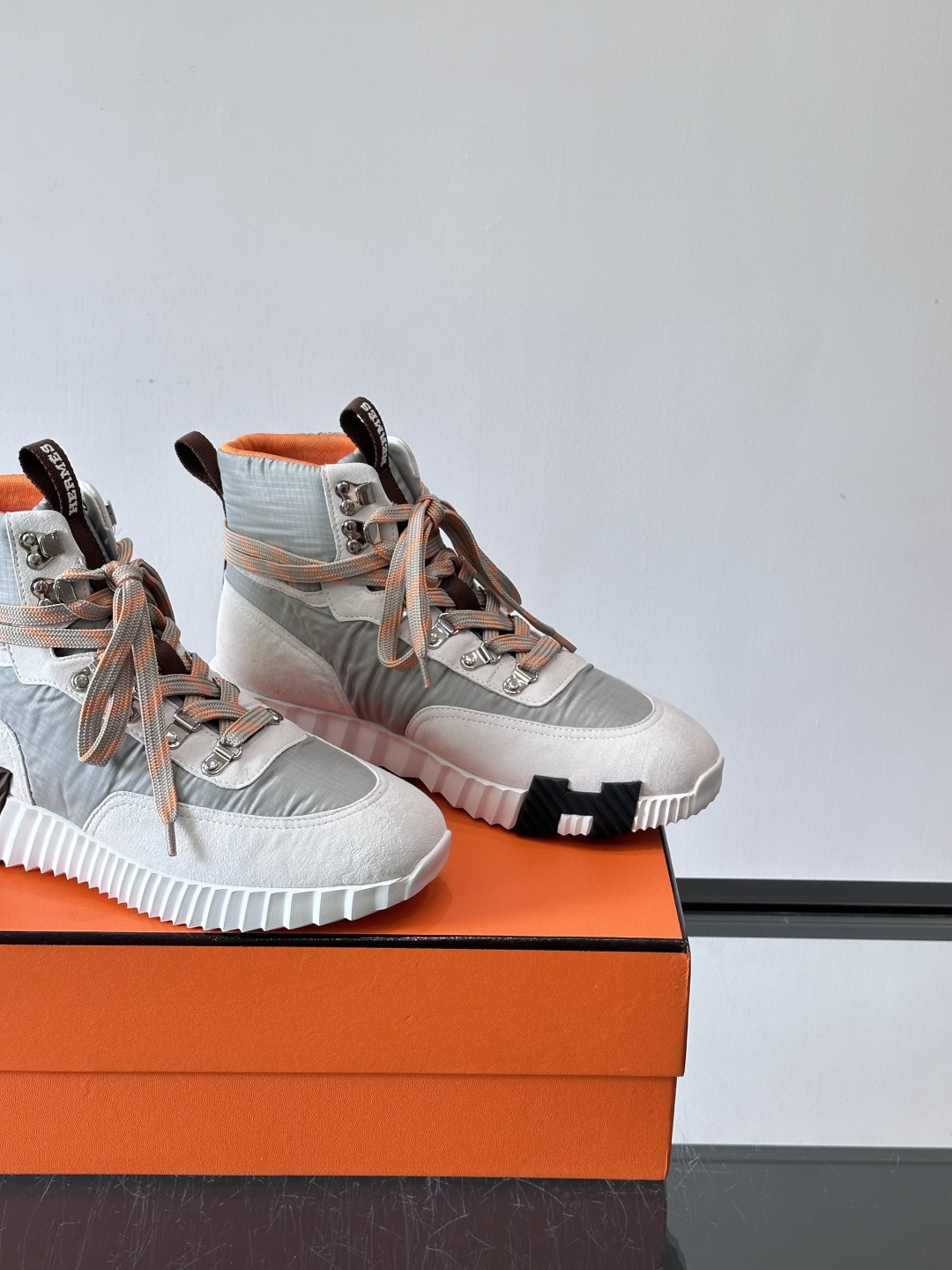 H爱马仕 Klimb运动鞋 大象灰/白色​​👟爱马仕Klimb运动鞋，防撕裂面料+麂皮山羊皮，质感满分又