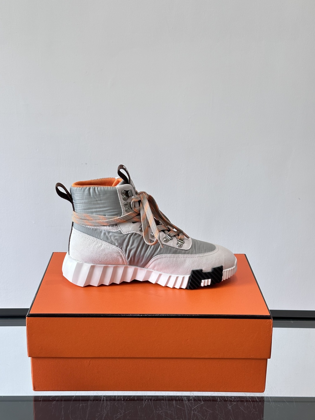 H爱马仕 Klimb运动鞋 大象灰/白色​​👟爱马仕Klimb运动鞋，防撕裂面料+麂皮山羊皮，质感满分又