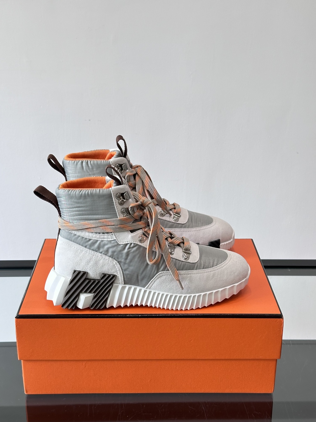 H爱马仕 Klimb运动鞋 大象灰/白色​​👟爱马仕Klimb运动鞋，防撕裂面料+麂皮山羊皮，质感满分又