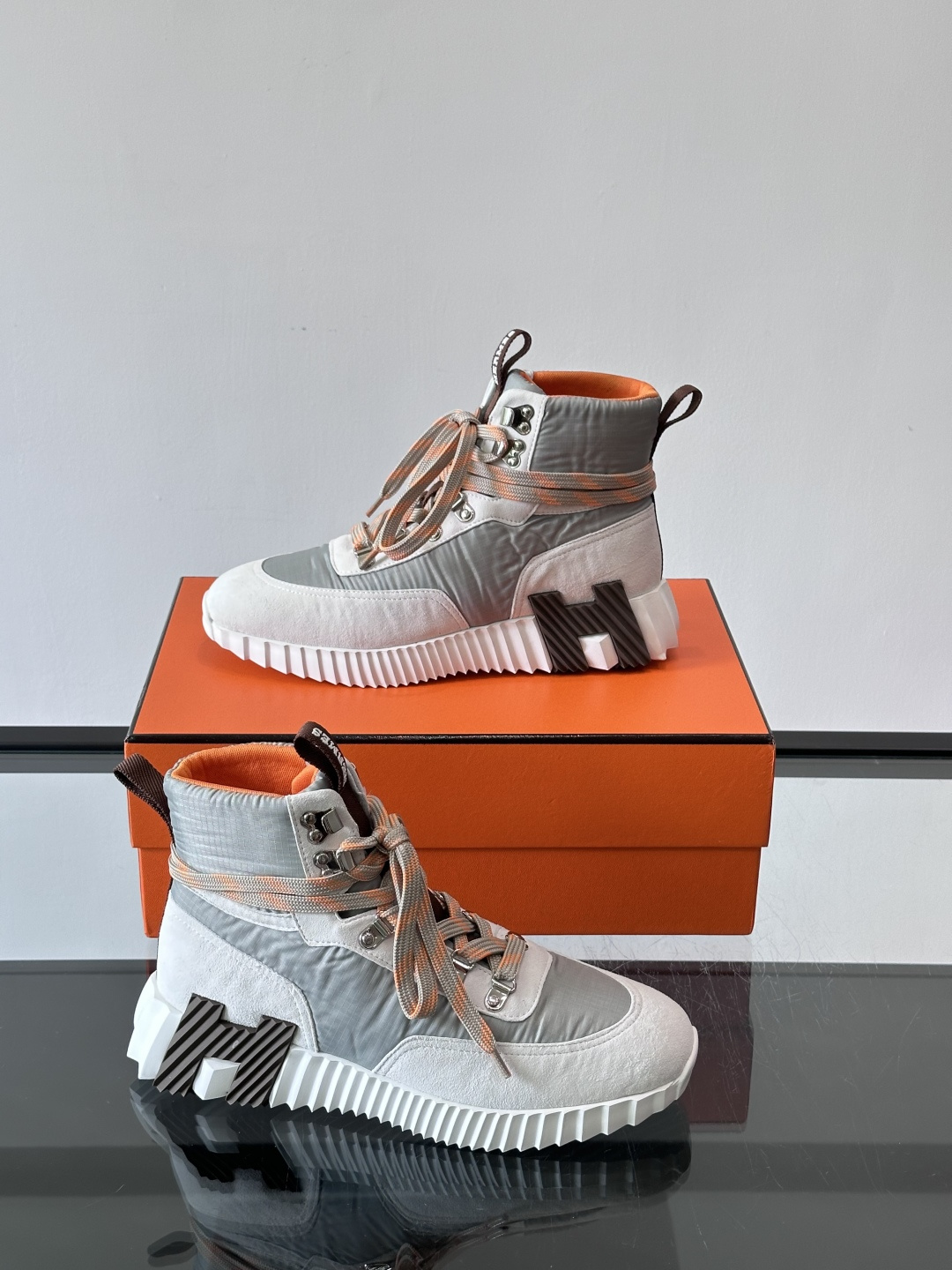 H爱马仕 Klimb运动鞋 大象灰/白色​​👟爱马仕Klimb运动鞋，防撕裂面料+麂皮山羊皮，质感满分又