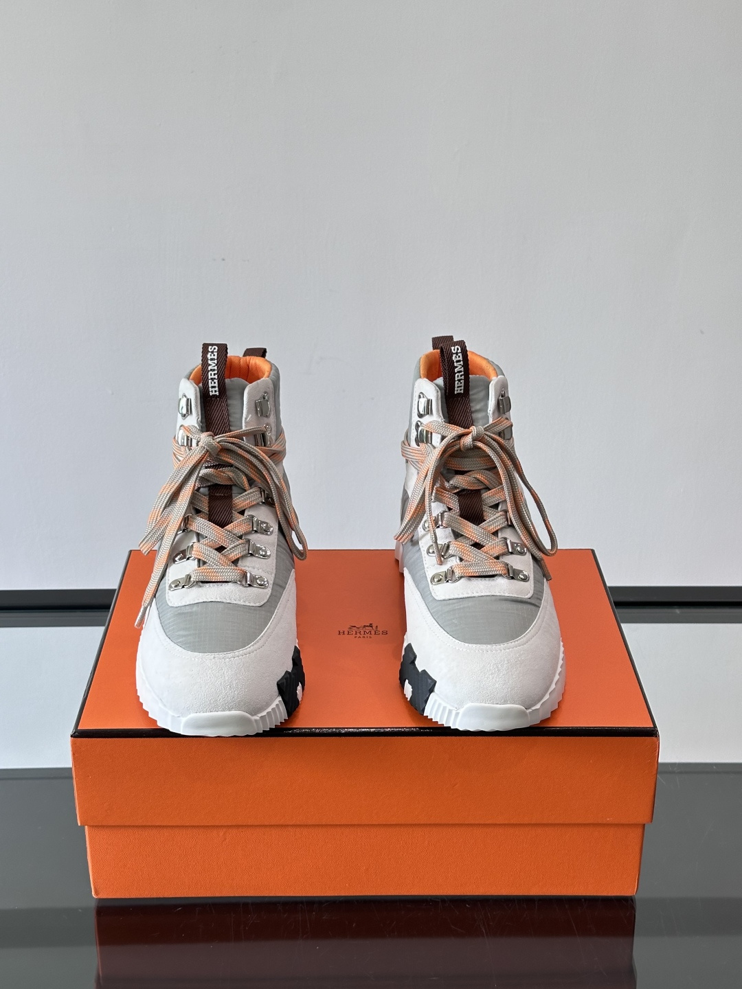 H爱马仕 Klimb运动鞋 大象灰/白色​​👟爱马仕Klimb运动鞋，防撕裂面料+麂皮山羊皮，质感满分又