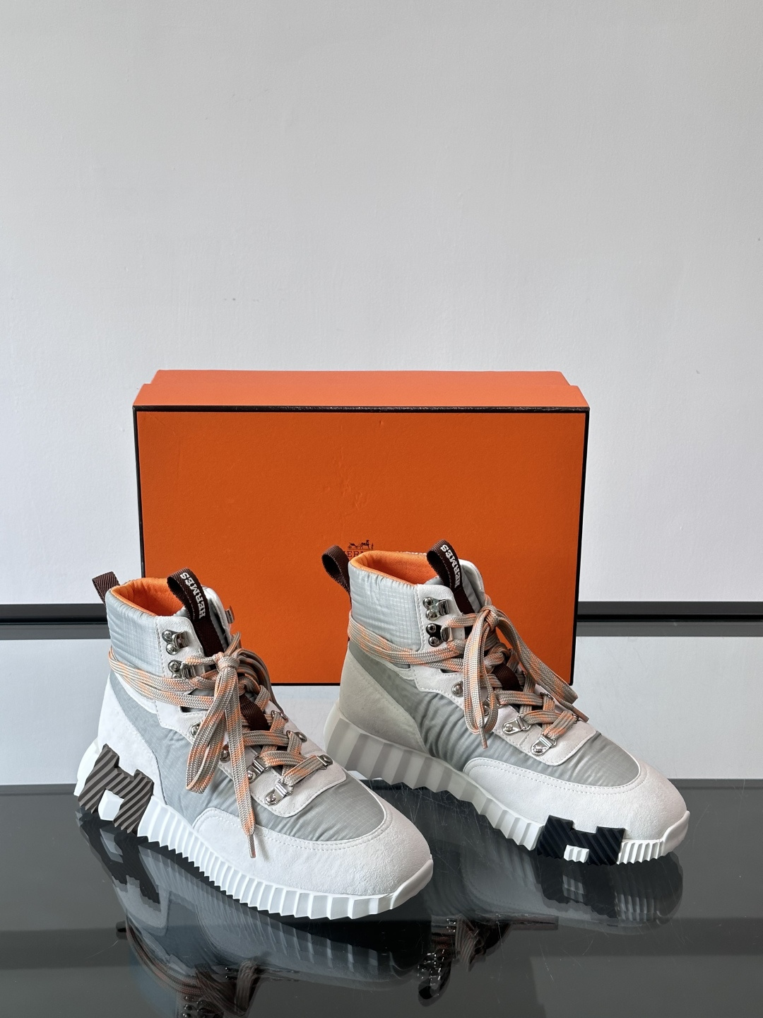 H爱马仕 Klimb运动鞋 大象灰/白色​​👟爱马仕Klimb运动鞋，防撕裂面料+麂皮山羊皮，质感满分又