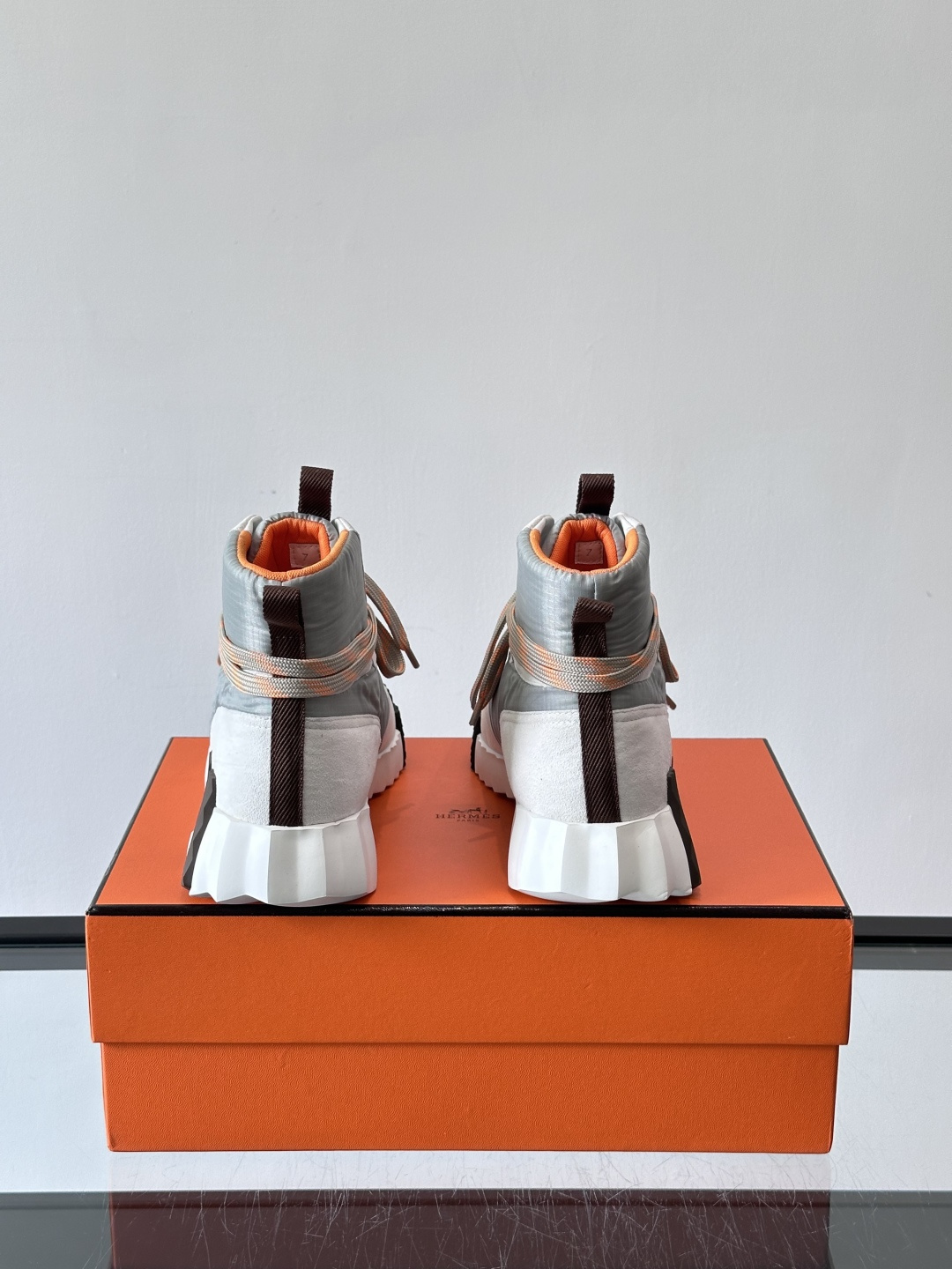 H爱马仕 Klimb运动鞋 大象灰/白色​​👟爱马仕Klimb运动鞋，防撕裂面料+麂皮山羊皮，质感满分又