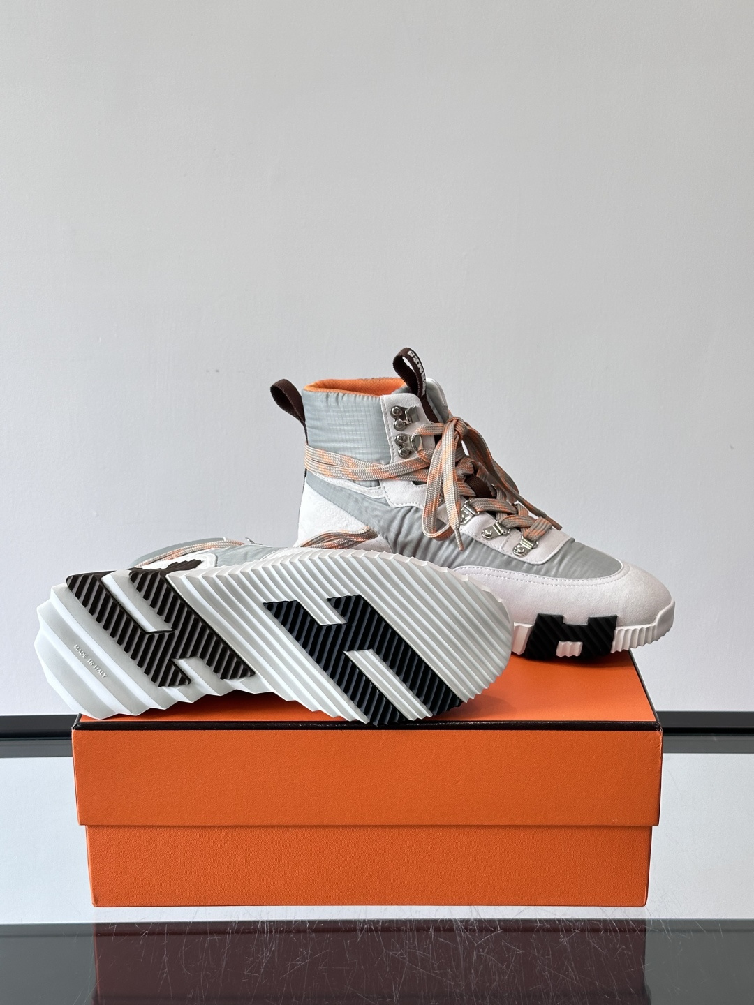 H爱马仕 Klimb运动鞋 大象灰/白色​​👟爱马仕Klimb运动鞋，防撕裂面料+麂皮山羊皮，质感满分又