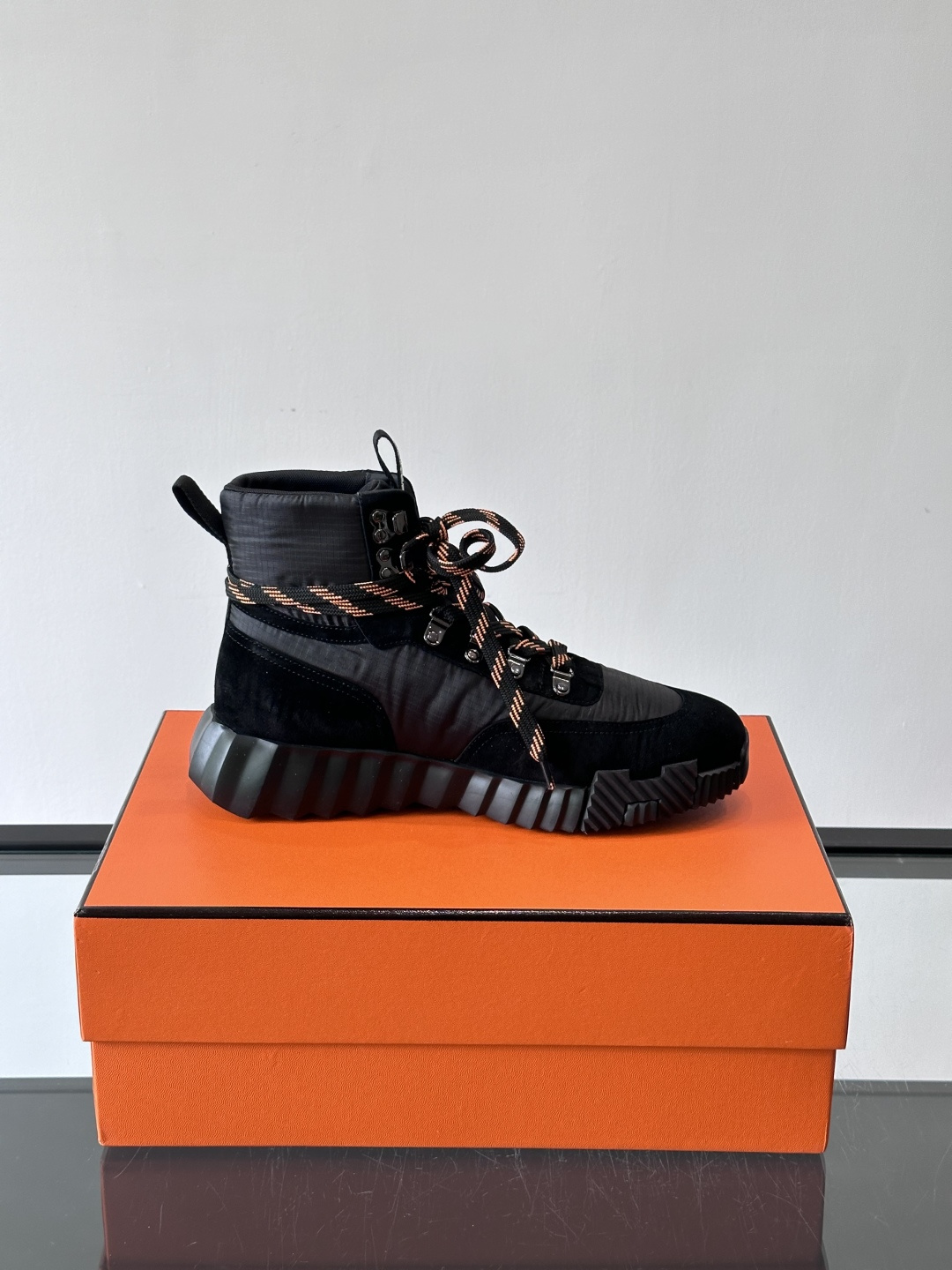 H爱马仕 Klimb运动鞋 大象灰/白色​​👟爱马仕Klimb运动鞋，防撕裂面料+麂皮山羊皮，质感满分又