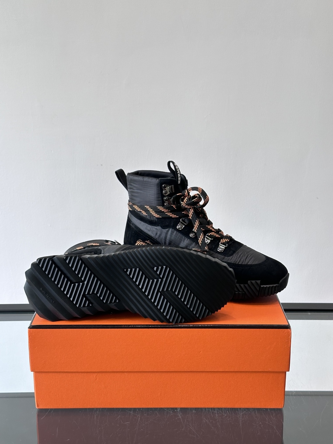 H爱马仕 Klimb运动鞋 大象灰/白色​​👟爱马仕Klimb运动鞋，防撕裂面料+麂皮山羊皮，质感满分又