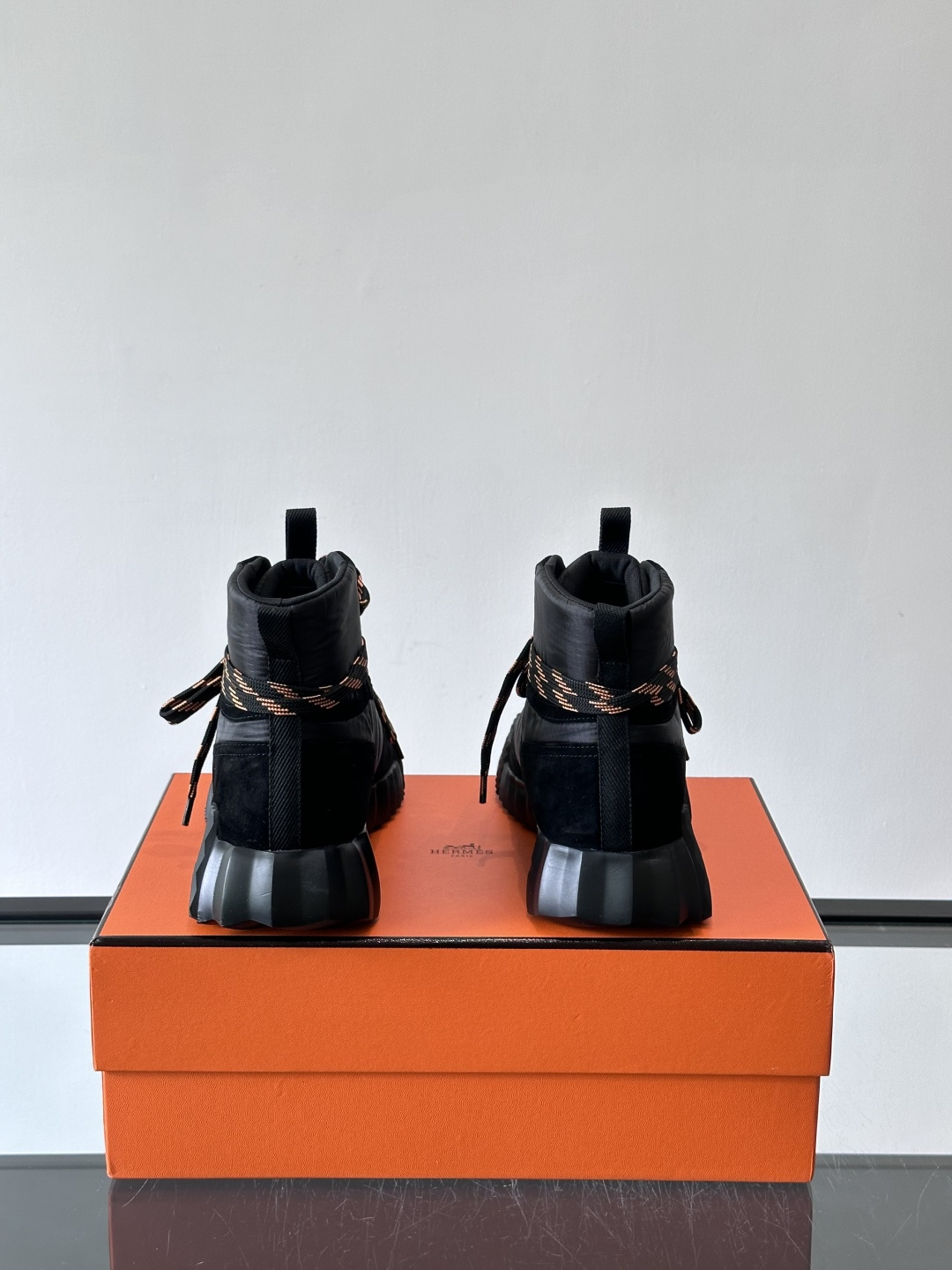 H爱马仕 Klimb运动鞋 大象灰/白色​​👟爱马仕Klimb运动鞋，防撕裂面料+麂皮山羊皮，质感满分又