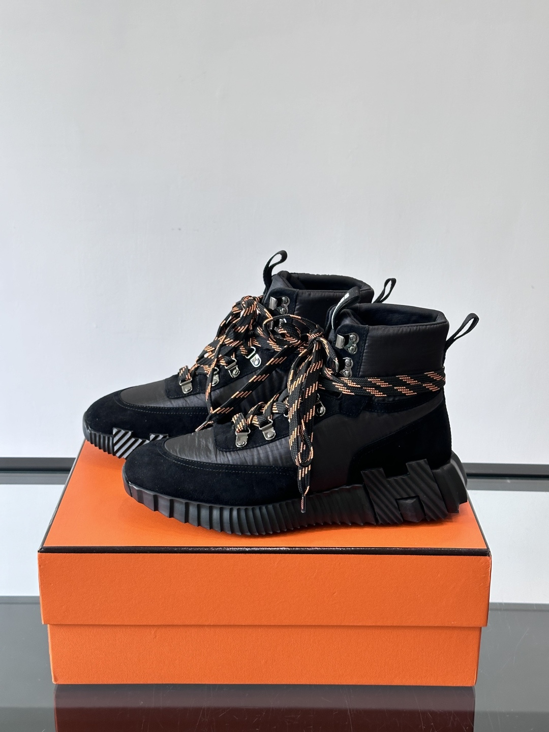 H爱马仕 Klimb运动鞋 大象灰/白色​​👟爱马仕Klimb运动鞋，防撕裂面料+麂皮山羊皮，质感满分又