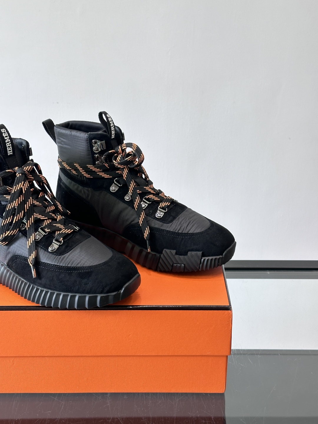 H爱马仕 Klimb运动鞋 大象灰/白色​​👟爱马仕Klimb运动鞋，防撕裂面料+麂皮山羊皮，质感满分又