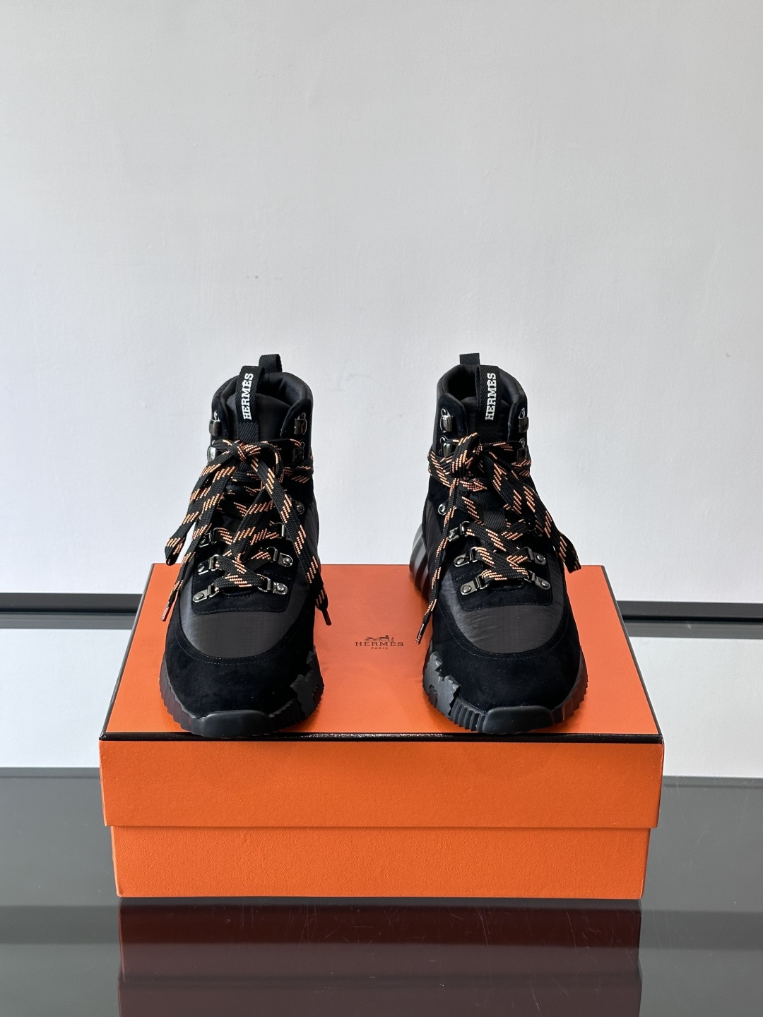 H爱马仕 Klimb运动鞋 大象灰/白色​​👟爱马仕Klimb运动鞋，防撕裂面料+麂皮山羊皮，质感满分又