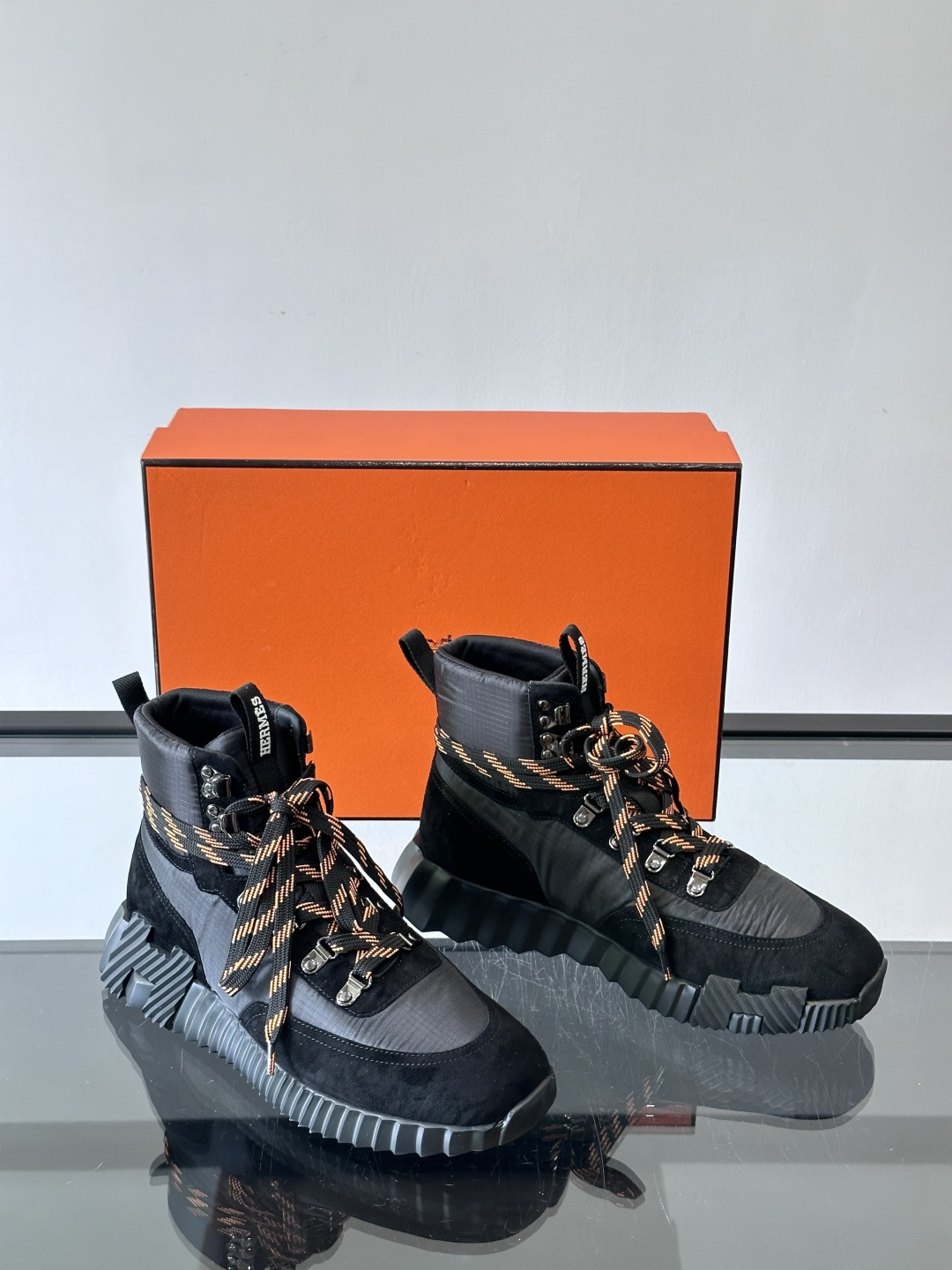 H爱马仕 Klimb运动鞋 大象灰/白色​​👟爱马仕Klimb运动鞋，防撕裂面料+麂皮山羊皮，质感满分又