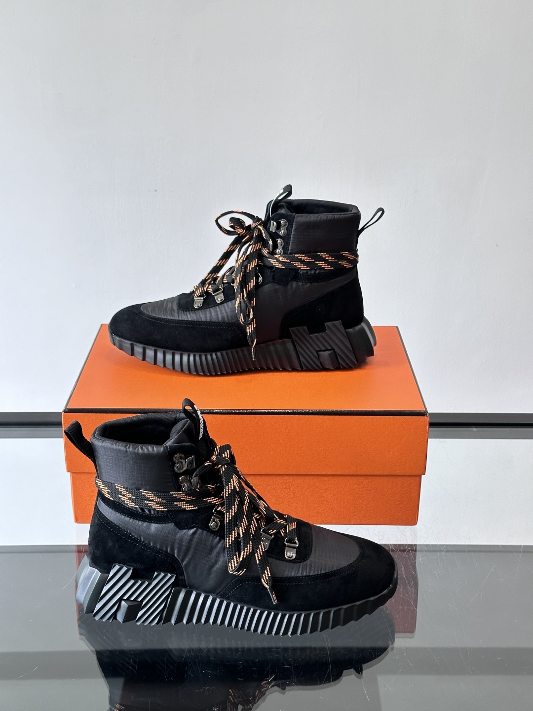 H爱马仕 Klimb运动鞋 大象灰/白色​​👟爱马仕Klimb运动鞋，防撕裂面料+麂皮山羊皮，质感满分又