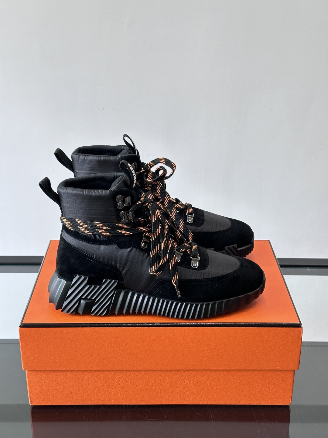 H爱马仕 Klimb运动鞋 大象灰/白色​​👟爱马仕Klimb运动鞋，防撕裂面料+麂皮山羊皮，质感满分又