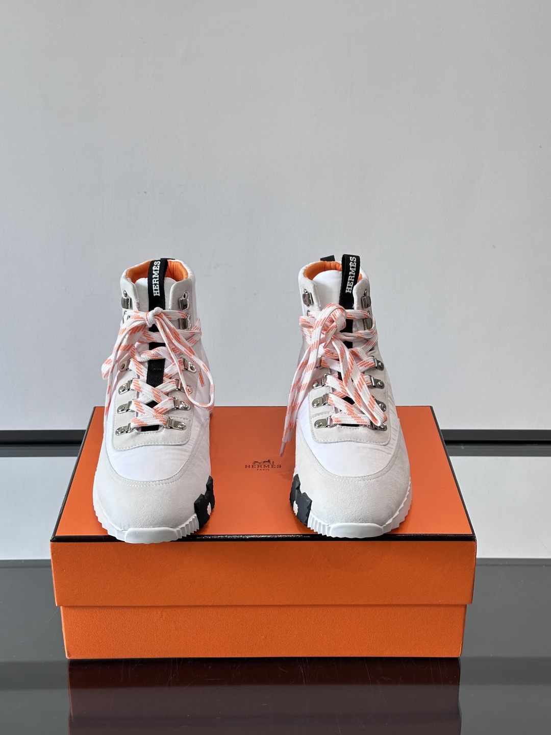 H爱马仕 Klimb运动鞋 大象灰/白色​​👟爱马仕Klimb运动鞋，防撕裂面料+麂皮山羊皮，质感满分又