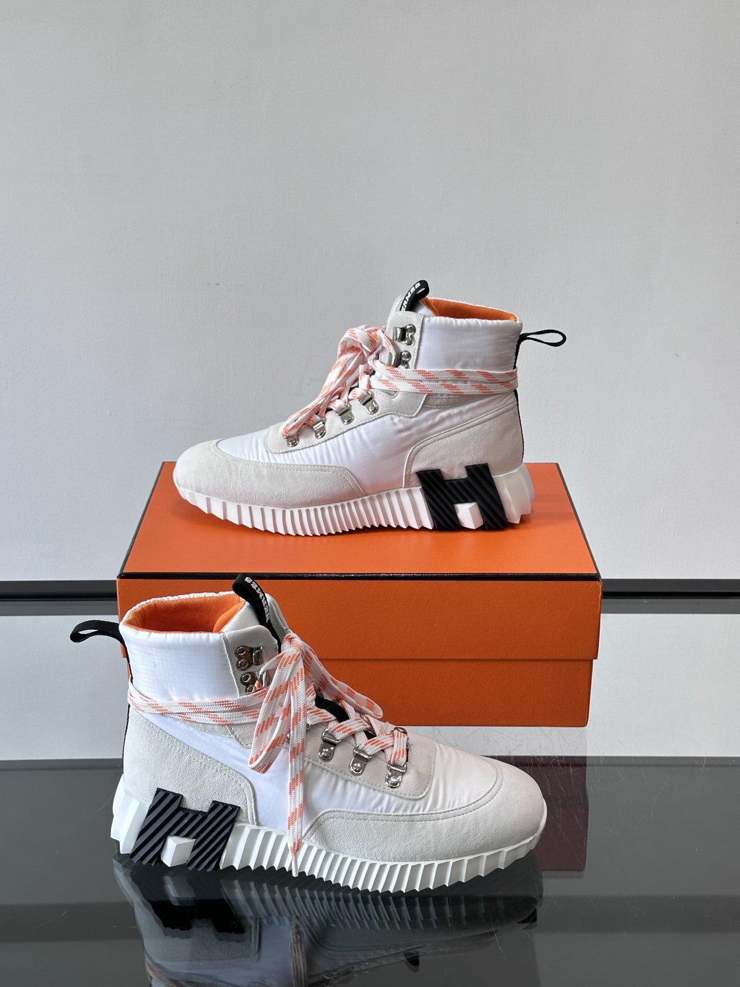 H爱马仕 Klimb运动鞋 大象灰/白色​​👟爱马仕Klimb运动鞋，防撕裂面料+麂皮山羊皮，质感满分又