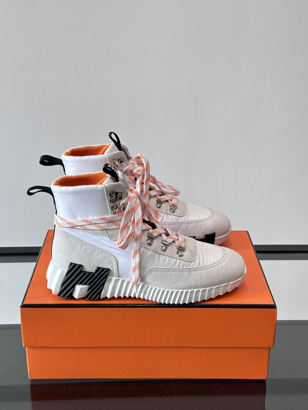 H爱马仕 Klimb运动鞋 大象灰/白色​​👟爱马仕Klimb运动鞋，防撕裂面料+麂皮山羊皮，质感满分又