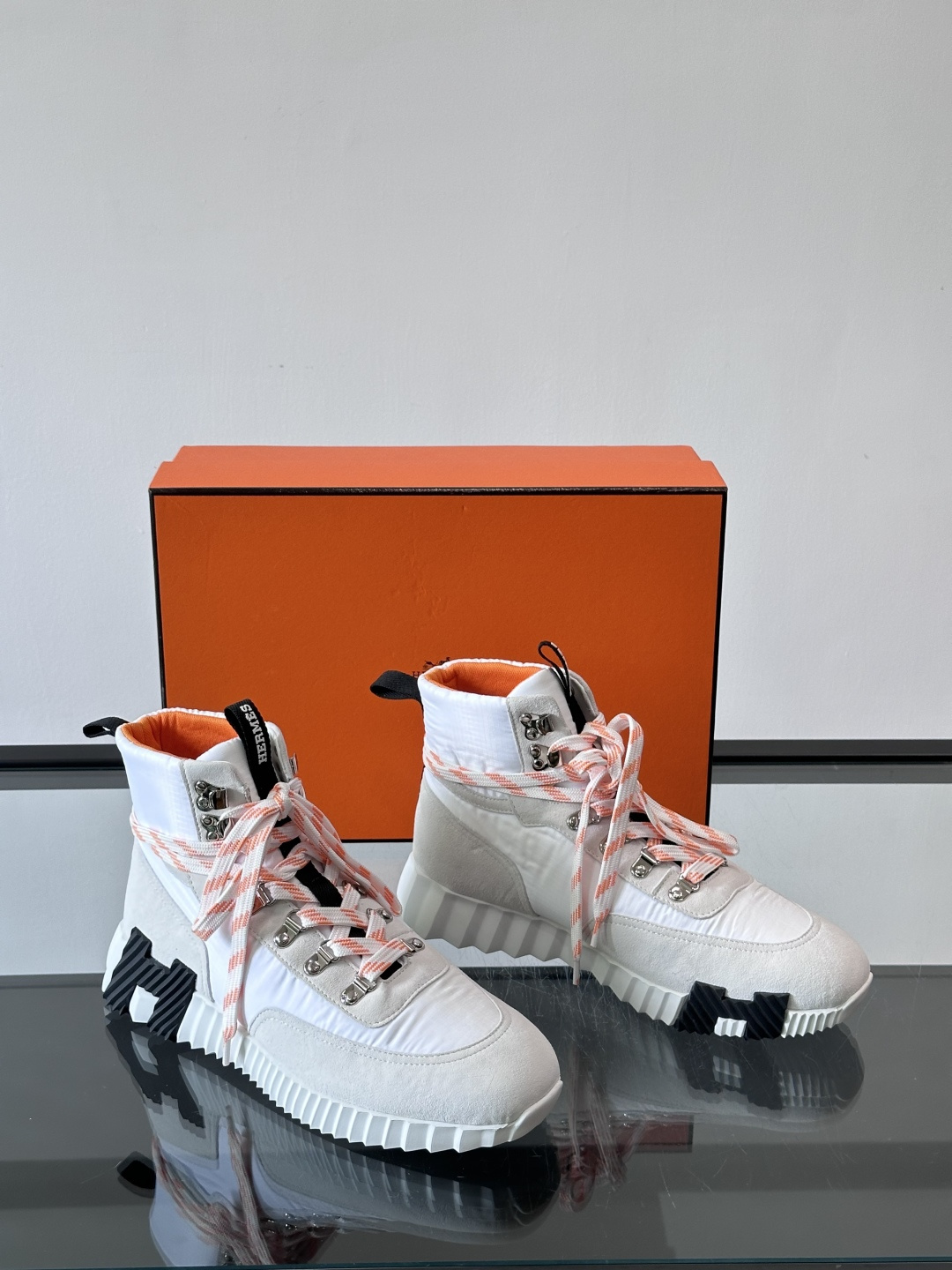 H爱马仕 Klimb运动鞋 大象灰/白色​​👟爱马仕Klimb运动鞋，防撕裂面料+麂皮山羊皮，质感满分又