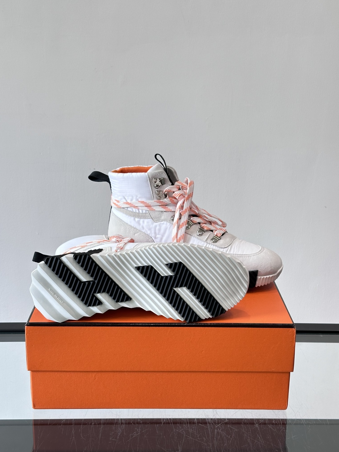 H爱马仕 Klimb运动鞋 大象灰/白色​​👟爱马仕Klimb运动鞋，防撕裂面料+麂皮山羊皮，质感满分又