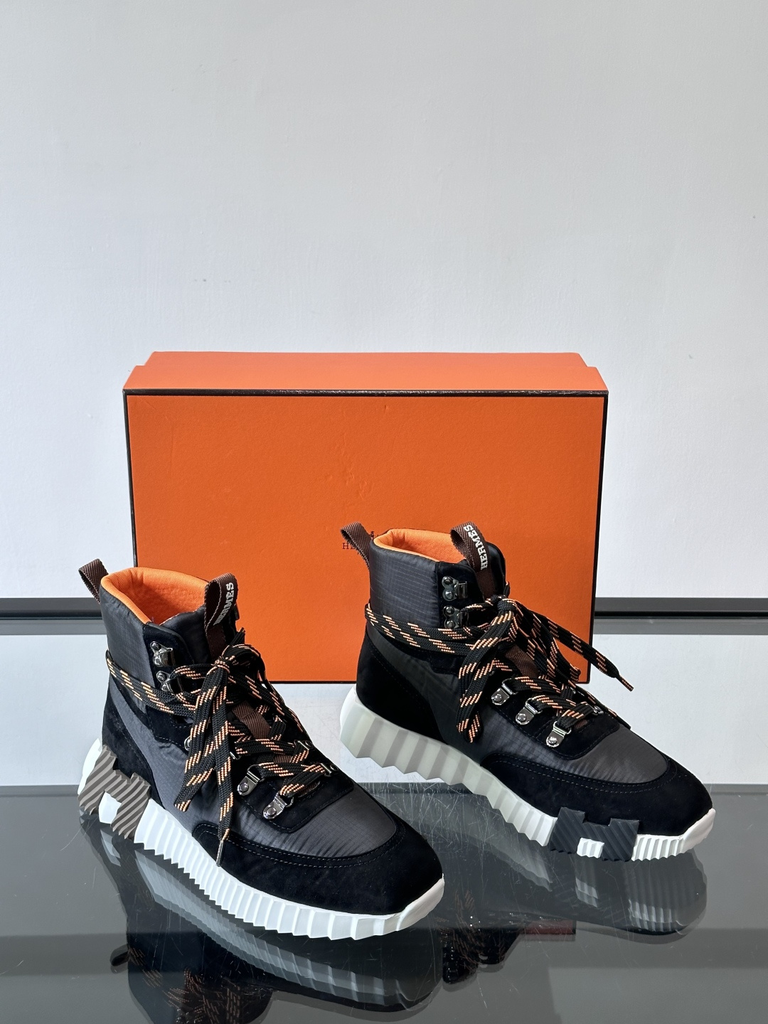 H爱马仕 Klimb运动鞋 大象灰/白色​​👟爱马仕Klimb运动鞋，防撕裂面料+麂皮山羊皮，质感满分又