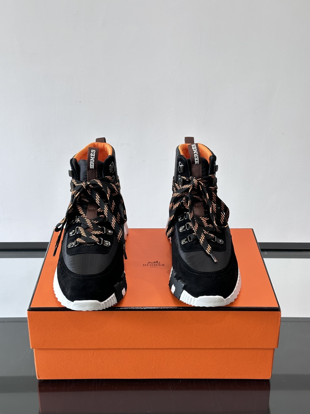 H爱马仕 Klimb运动鞋 大象灰/白色​​👟爱马仕Klimb运动鞋，防撕裂面料+麂皮山羊皮，质感满分又