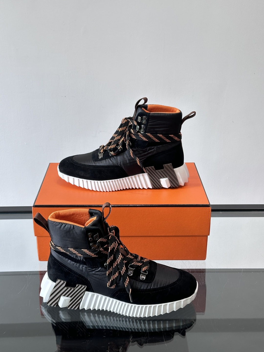 H爱马仕 Klimb运动鞋 大象灰/白色​​👟爱马仕Klimb运动鞋，防撕裂面料+麂皮山羊皮，质感满分又