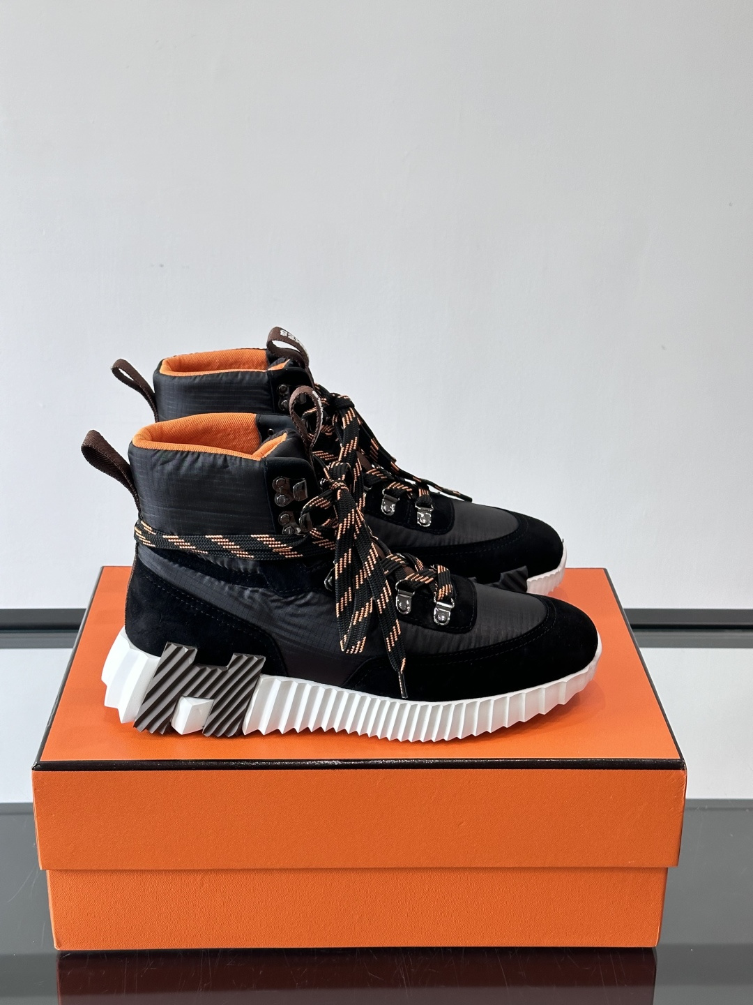 H爱马仕 Klimb运动鞋 大象灰/白色​​👟爱马仕Klimb运动鞋，防撕裂面料+麂皮山羊皮，质感满分又