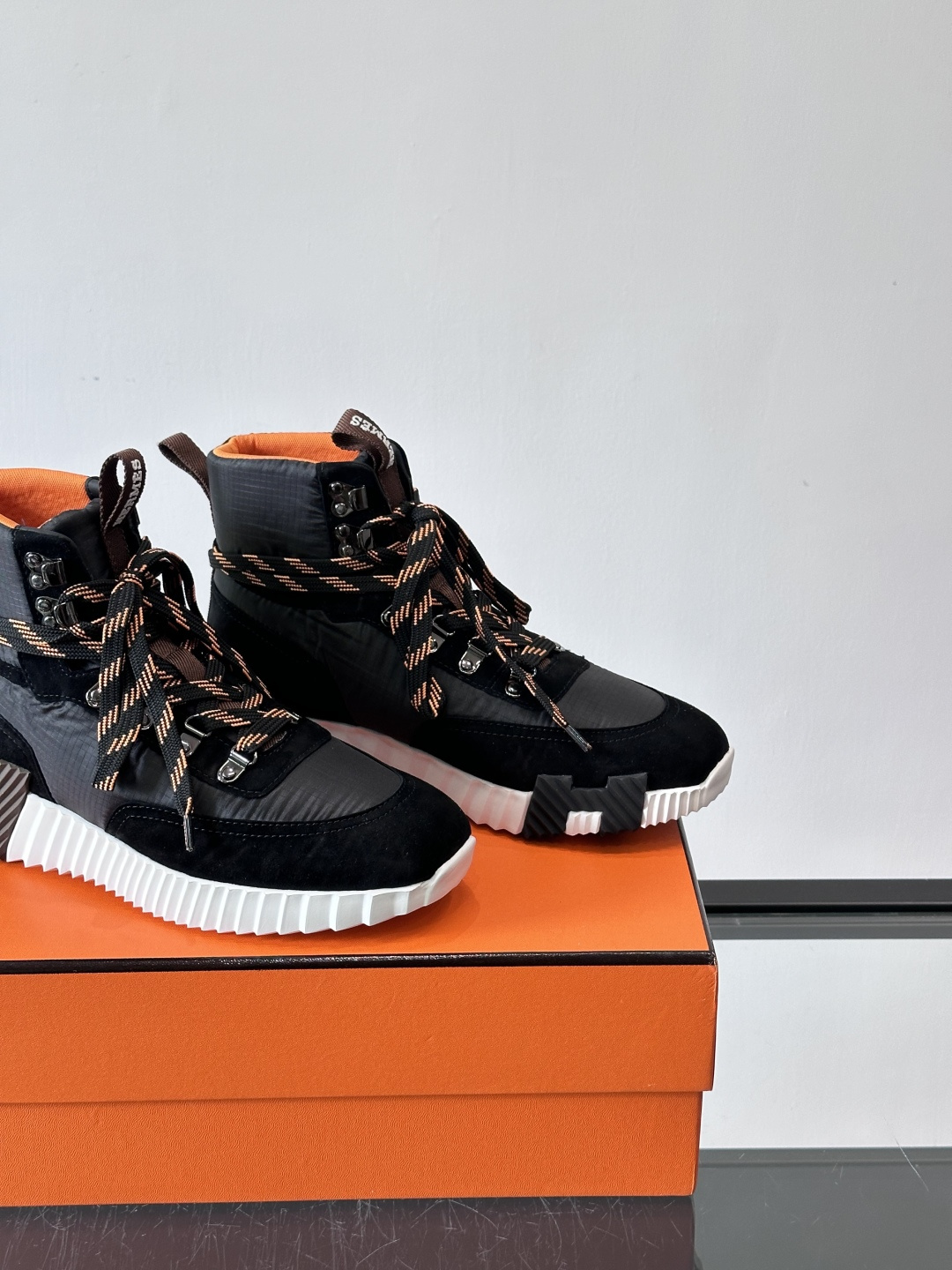 H爱马仕 Klimb运动鞋 大象灰/白色​​👟爱马仕Klimb运动鞋，防撕裂面料+麂皮山羊皮，质感满分又