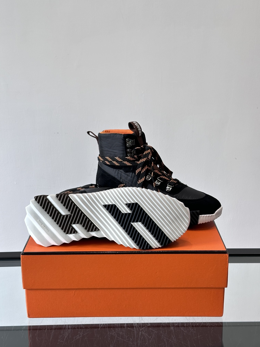 H爱马仕 Klimb运动鞋 大象灰/白色​​👟爱马仕Klimb运动鞋，防撕裂面料+麂皮山羊皮，质感满分又