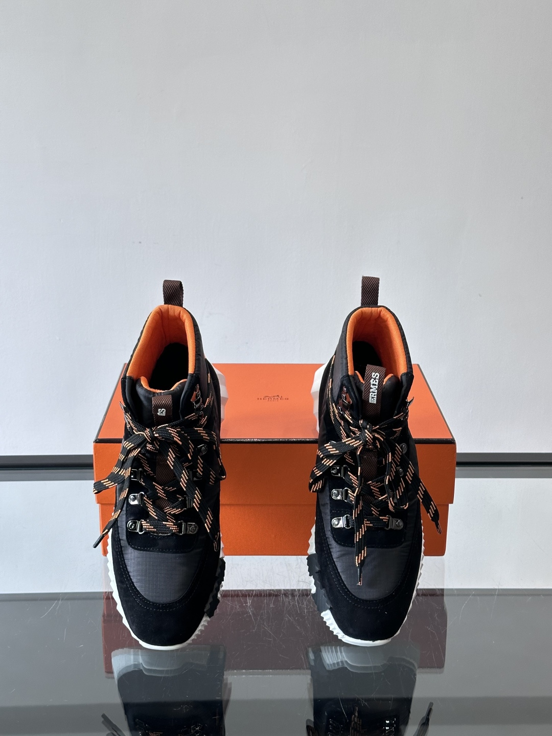 H爱马仕 Klimb运动鞋 大象灰/白色​​👟爱马仕Klimb运动鞋，防撕裂面料+麂皮山羊皮，质感满分又