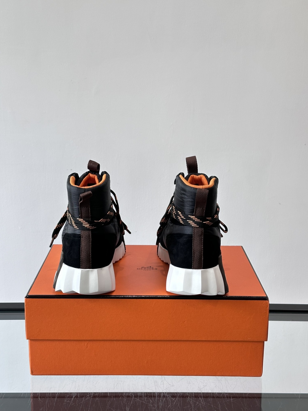 H爱马仕 Klimb运动鞋 大象灰/白色​​👟爱马仕Klimb运动鞋，防撕裂面料+麂皮山羊皮，质感满分又