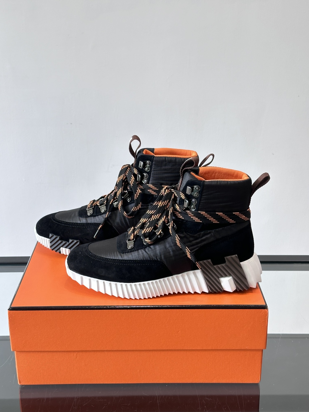 H爱马仕 Klimb运动鞋 大象灰/白色​​👟爱马仕Klimb运动鞋，防撕裂面料+麂皮山羊皮，质感满分又