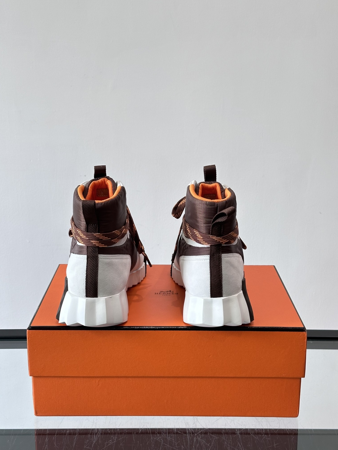 H爱马仕 Klimb运动鞋 大象灰/白色​​👟爱马仕Klimb运动鞋，防撕裂面料+麂皮山羊皮，质感满分又