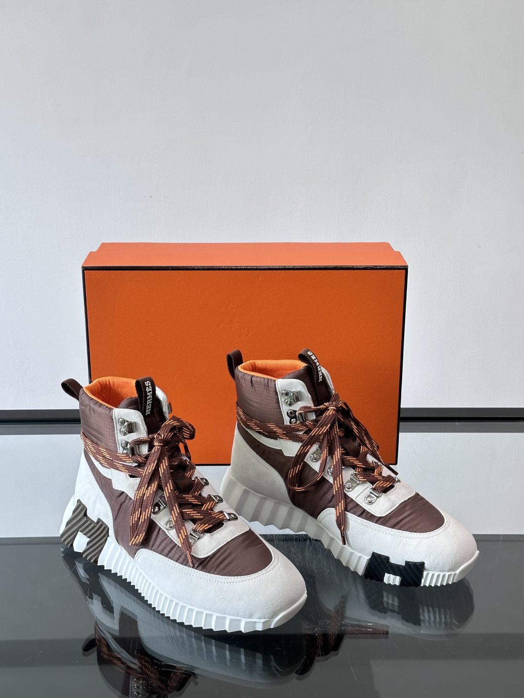 H爱马仕 Klimb运动鞋 大象灰/白色​​👟爱马仕Klimb运动鞋，防撕裂面料+麂皮山羊皮，质感满分又