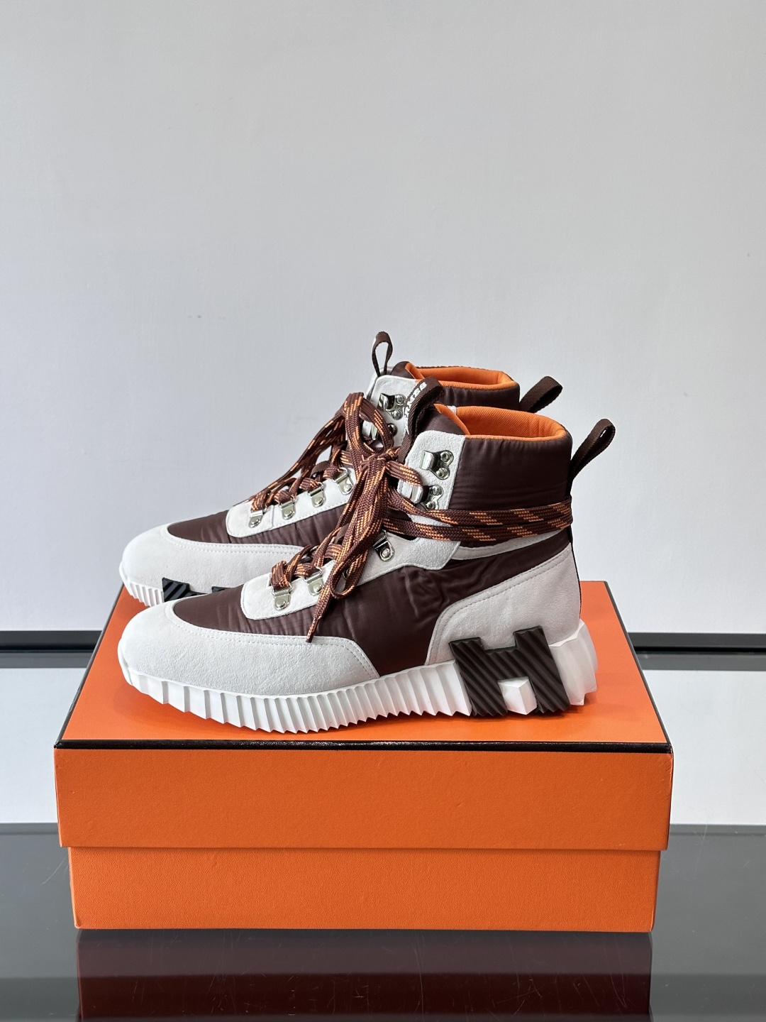 H爱马仕 Klimb运动鞋 大象灰/白色​​👟爱马仕Klimb运动鞋，防撕裂面料+麂皮山羊皮，质感满分又