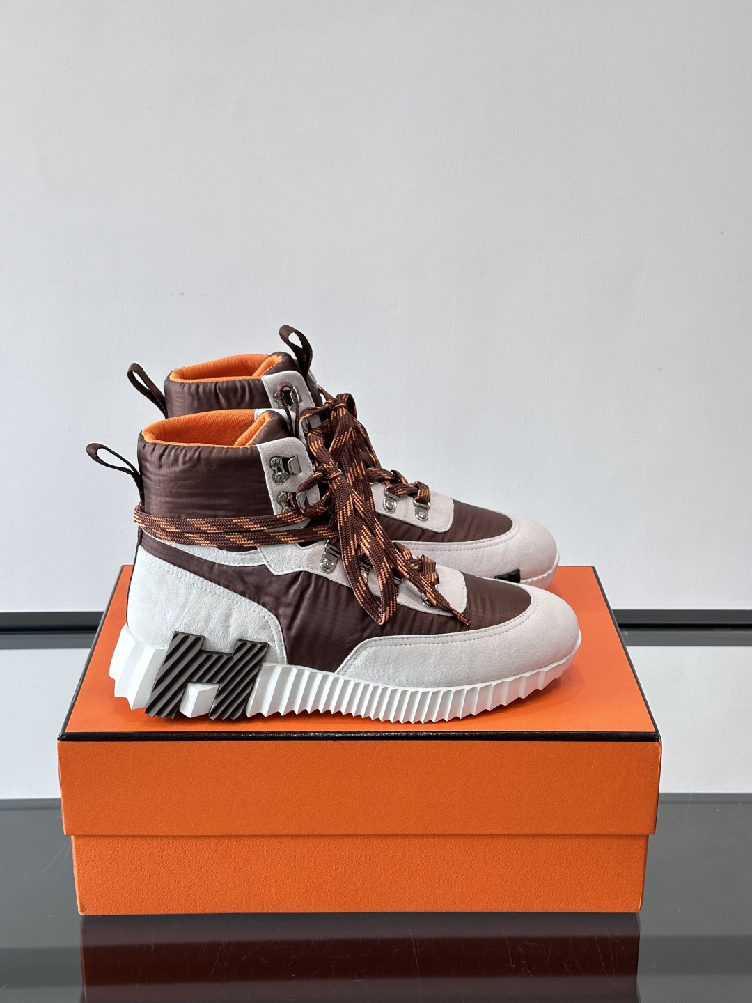 H爱马仕 Klimb运动鞋 大象灰/白色​​👟爱马仕Klimb运动鞋，防撕裂面料+麂皮山羊皮，质感满分又